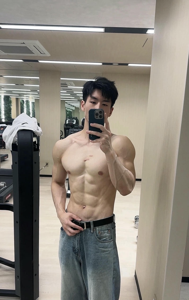 Chàng trai 6 múi che mặt với thân hình săn chắc