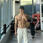 Chàng trai 6 múi dùng tay che nửa khuôn mặt