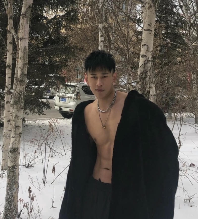 Chàng trai 6 múi với thân hình săn chắc