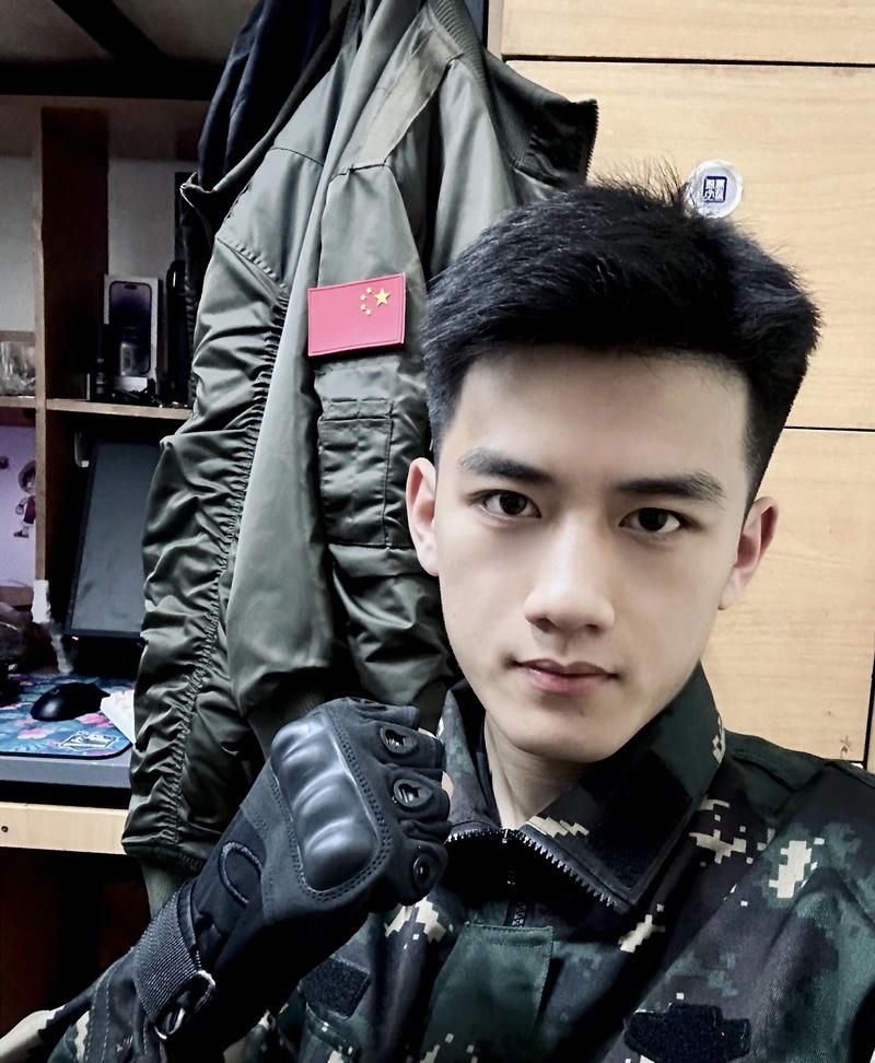 Chàng trai bộ đội đẹp trai trong quân phục chỉnh tề