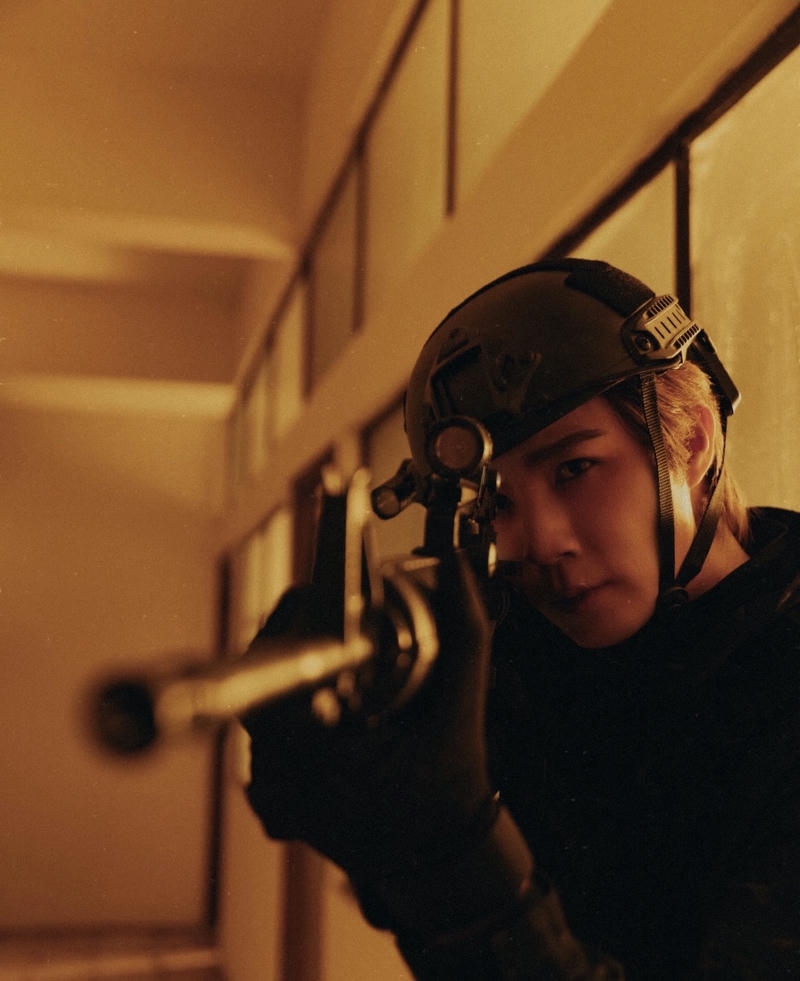 Chàng trai bộ đội đứng giữa thao trường rộng