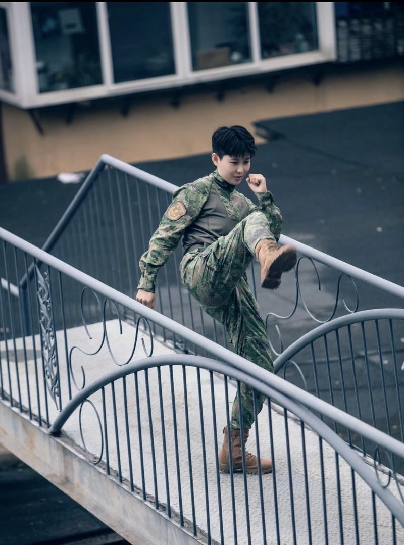 Chàng trai bộ đội đứng một mình ngoài trời