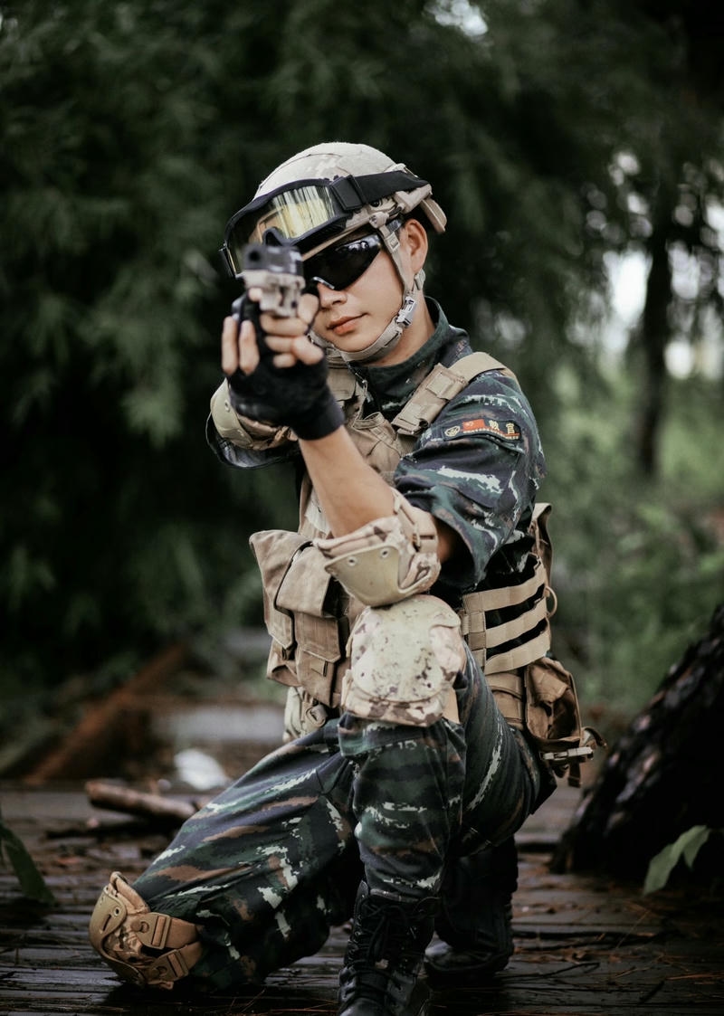 Chàng trai bộ đội đứng ngoài trời rộng