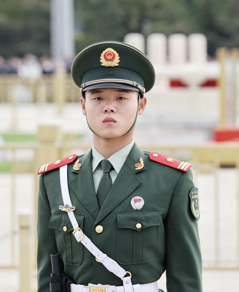 Chàng trai bộ đội trong khung cảnh tự nhiên