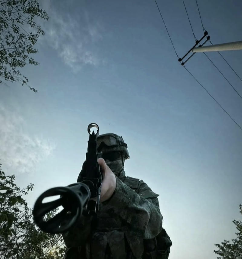 Chàng trai bộ đội trong trang phục xanh truyền thống