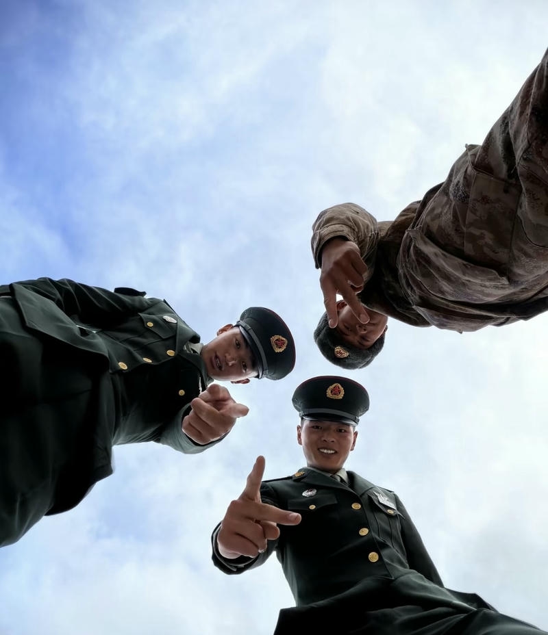 Chàng trai bộ đội với ánh nhìn sâu