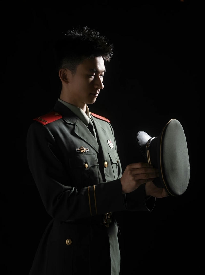 Chàng trai bộ đội với dáng đứng vững vàng