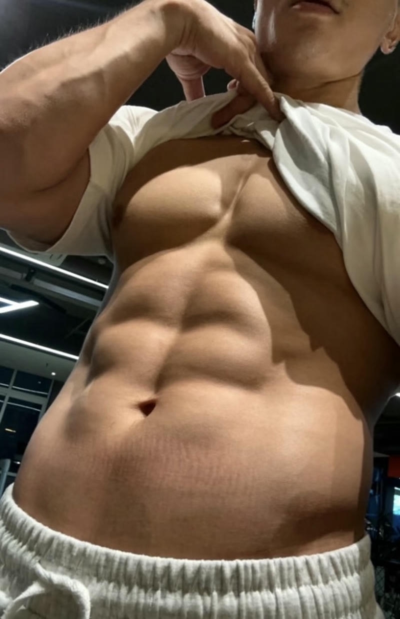 Chàng trai body chuẩn che mặt với ánh nhìn