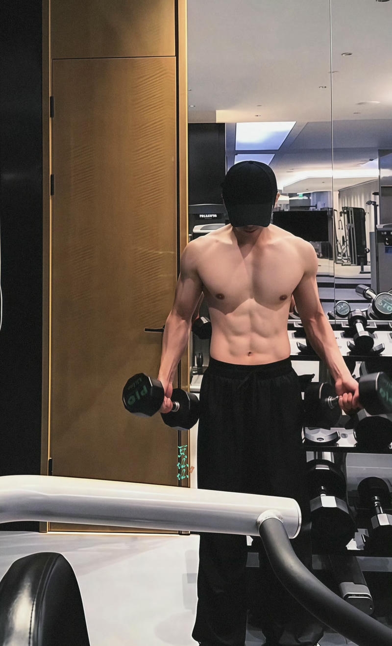 Chàng trai cơ bụng nổi bật che mặt cuốn hút