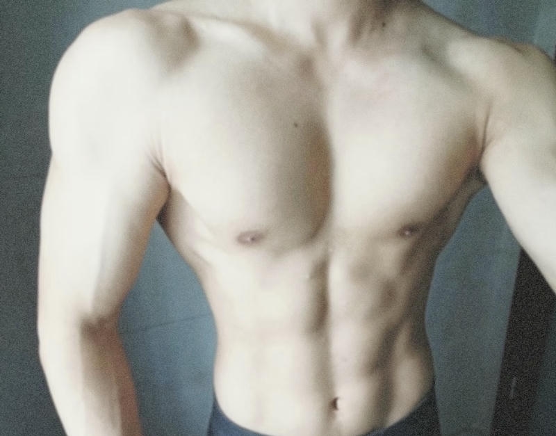 Chàng trai cơ bụng sắc nét che mặt tự nhiên