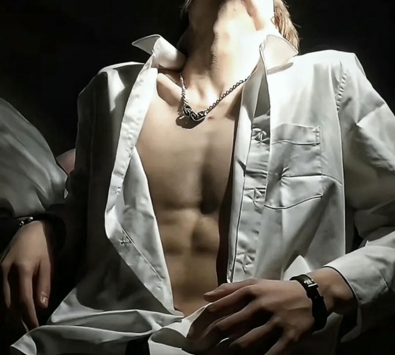 Chàng trai cơ bụng săn chắc che mặt đầy thu hút