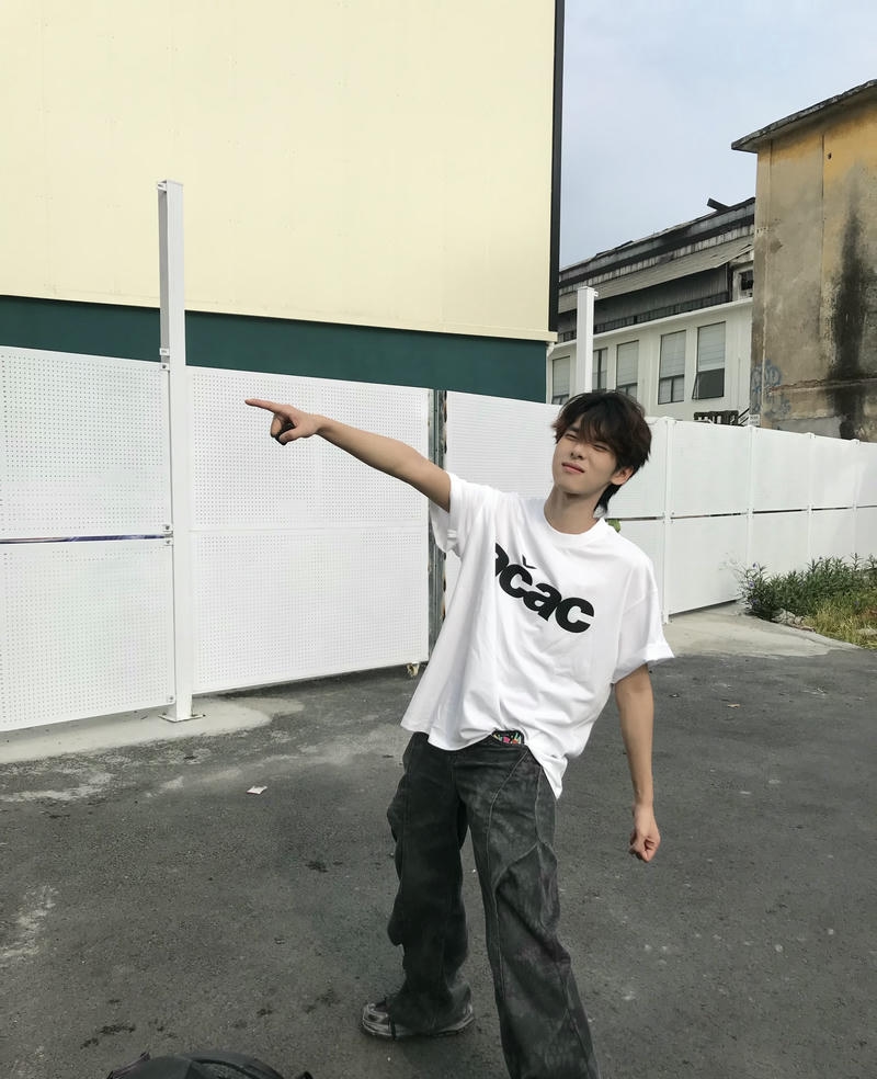 Chàng trai đẹp đứng ngoài trời đầy cuốn hút