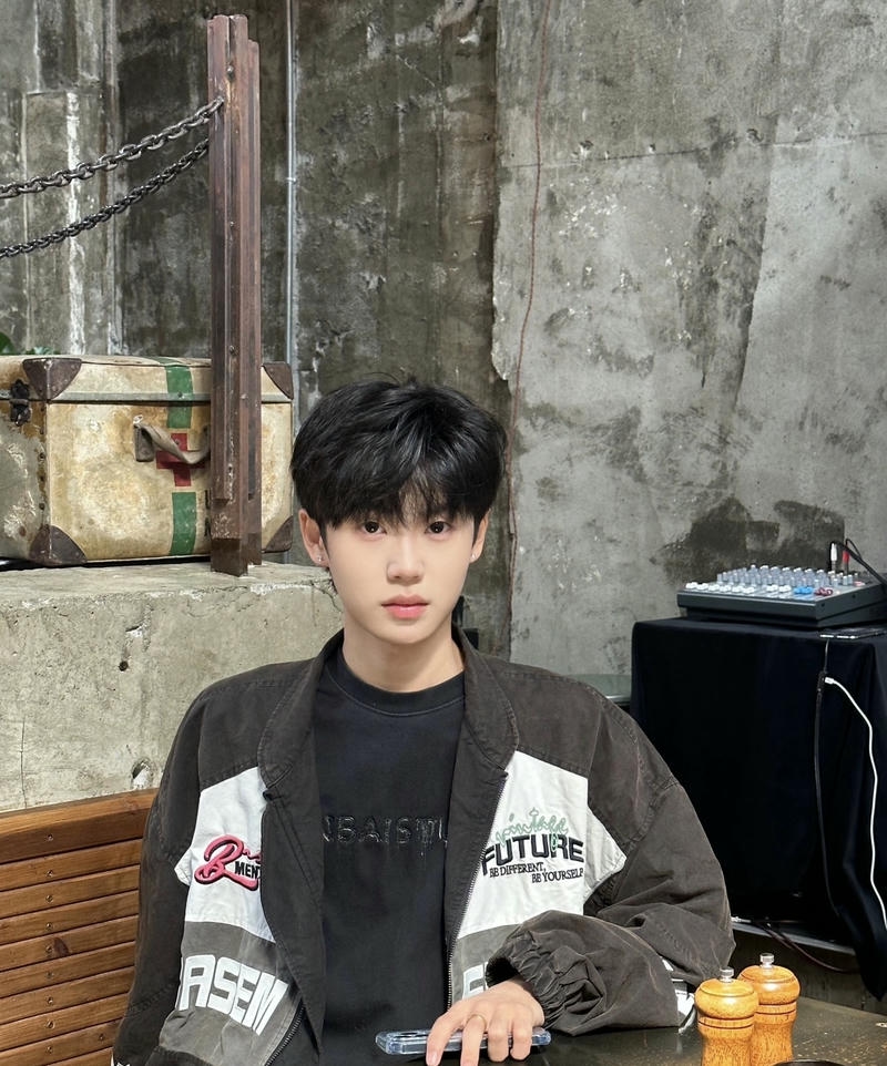 Chàng trai đẹp với ánh mắt sáng rõ