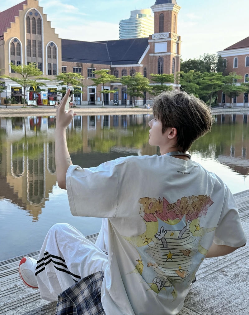 Chàng trai đẹp với ánh nhìn nhẹ nhàng