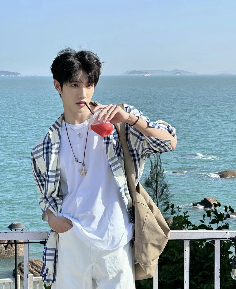 Chàng trai đẹp với dáng đứng tự nhiên