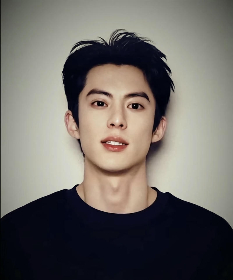 Chàng trai điển trai với ánh nhìn sâu