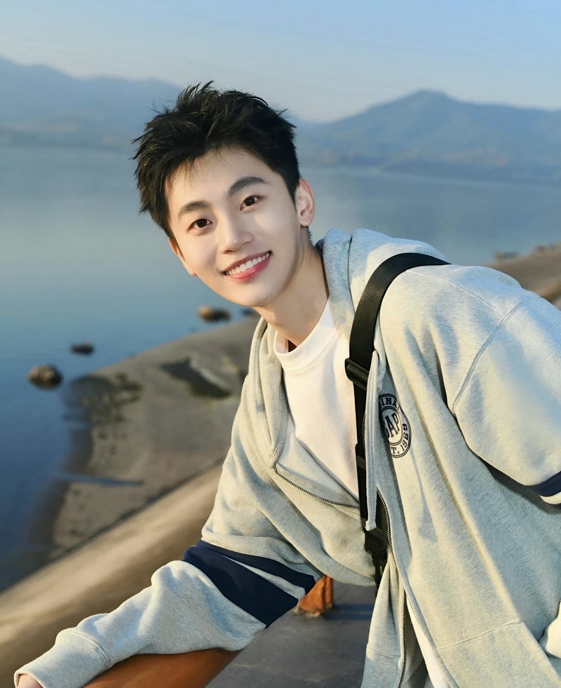 Chàng trai điển trai với biểu cảm nhẹ