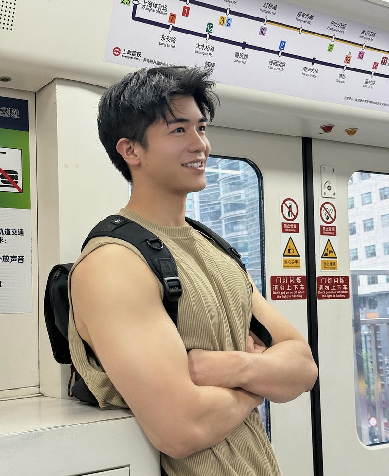 Chàng trai điển trai với nụ cười nhẹ