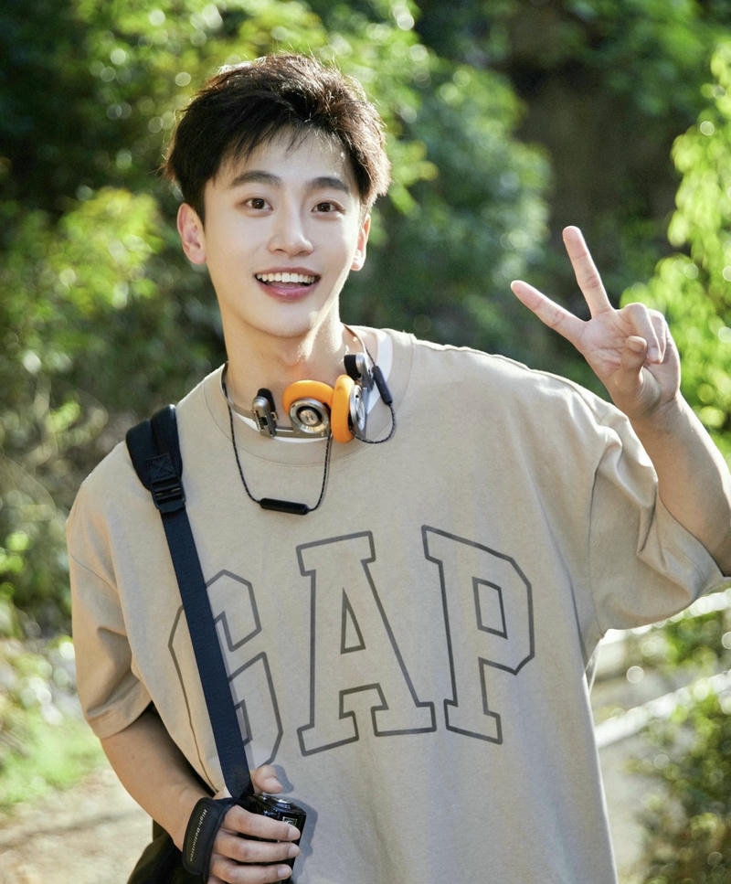 Chàng trai điển trai với thần thái tự nhiên