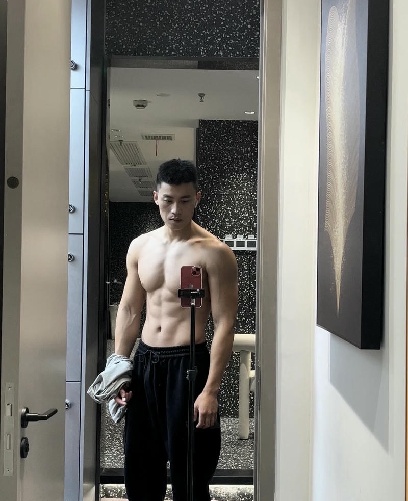 Chàng trai khoe cơ bụng với thần thái mạnh mẽ