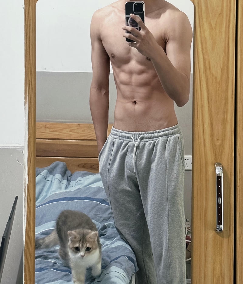 Chàng trai thể thao che mặt với cơ bụng rõ