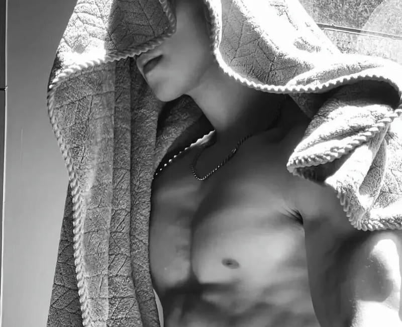 Chàng trai thể thao che mặt với dáng đứng tự nhiên