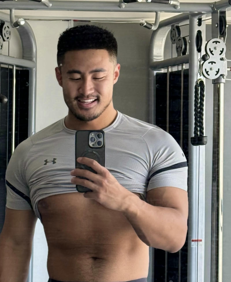 Chàng trai thể thao với vóc dáng cân đối