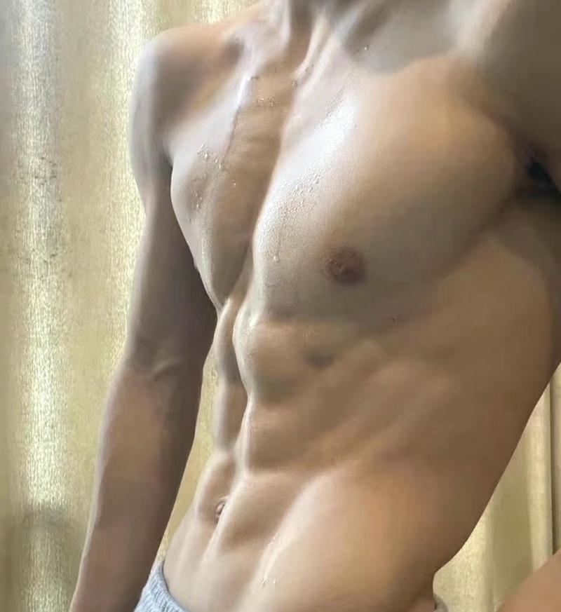 Chàng trai vóc dáng khỏe khoắn che mặt nhẹ