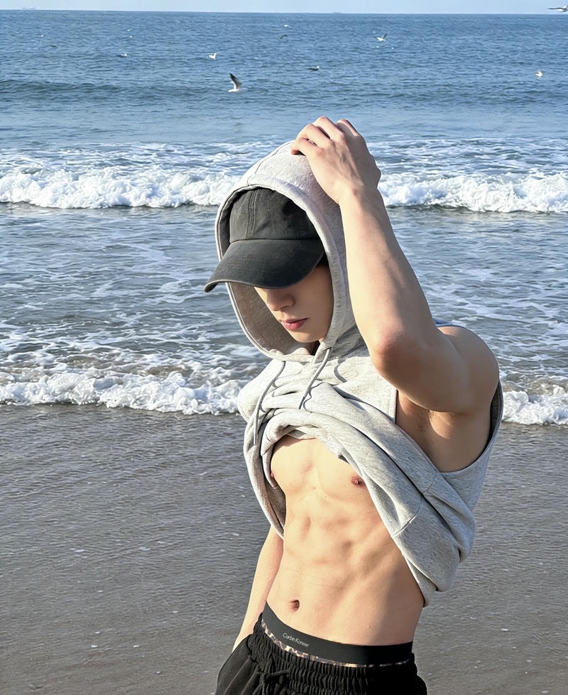 Chàng trai với body chuẩn và cơ bụng đẹp