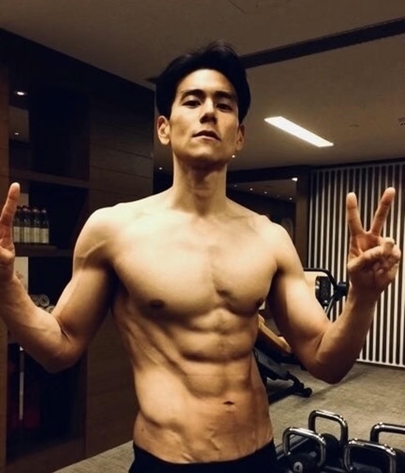 Chàng trai với cơ bụng sắc nét cuốn hút