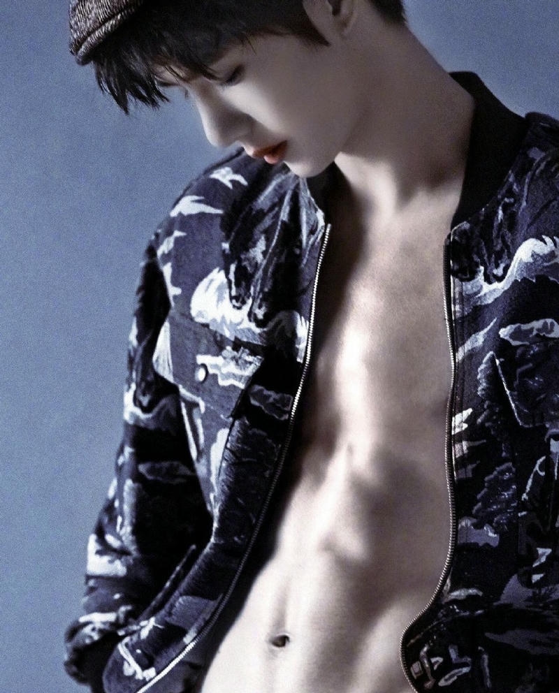 Chàng trai với cơ bụng săn chắc nổi bật