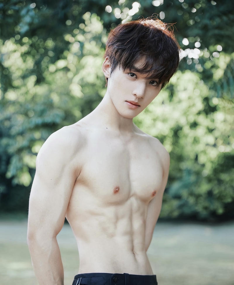 Chàng trai với cơ bụng săn chắc nổi rõ