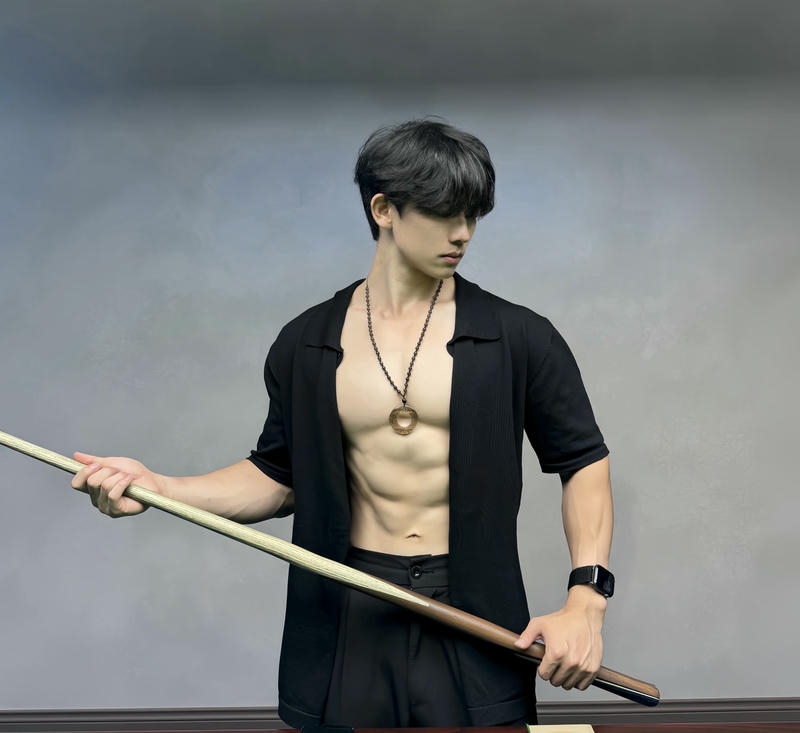 Chàng trai với thân hình thể thao cuốn hút