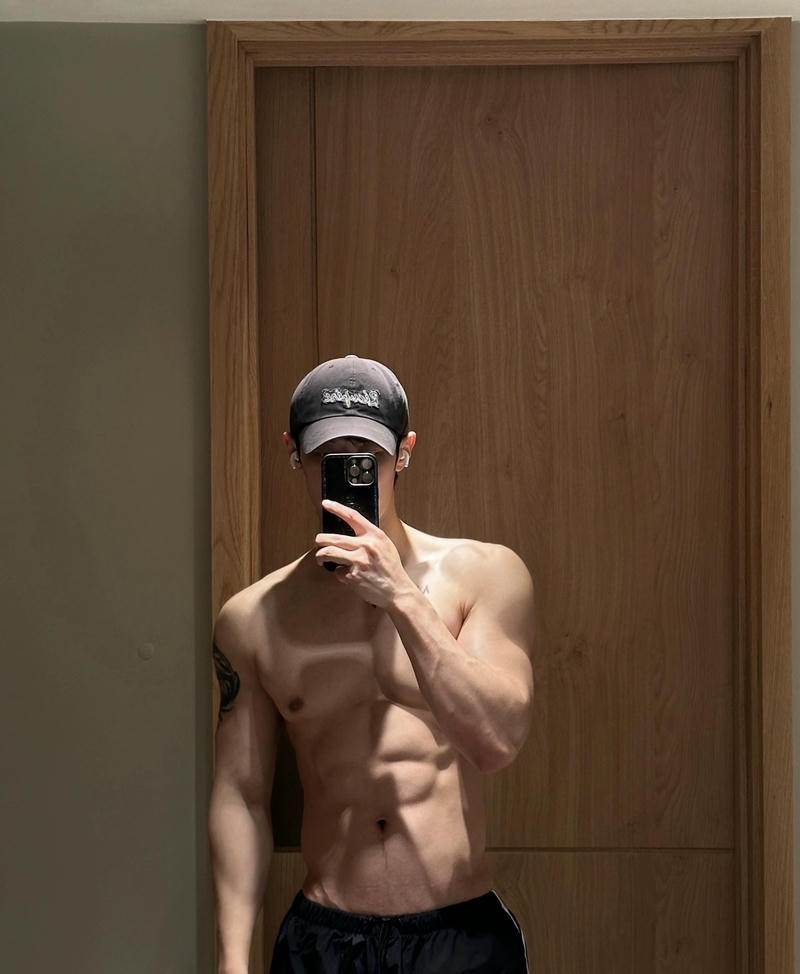 Chàng trai với vóc dáng cân đối khỏe mạnh