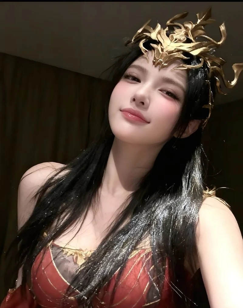 Cô nàng Thải Lân hở hang khoe bờ vai trắng ngần quyến rũ
