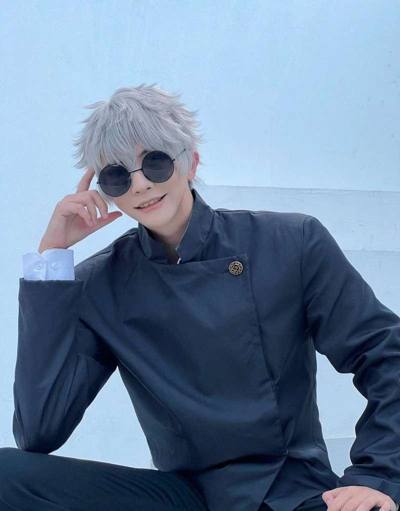 Cool ngầu cosplay Gojo Satoru với biểu cảm tự tin