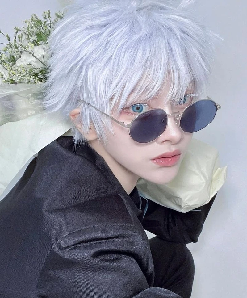 Cosplay Gojo Satoru đeo kính che mắt đầy bí ẩn