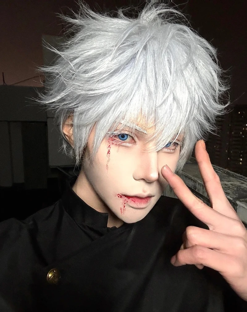 Cosplay Gojo Satoru tư thế tự tin mạnh mẽ