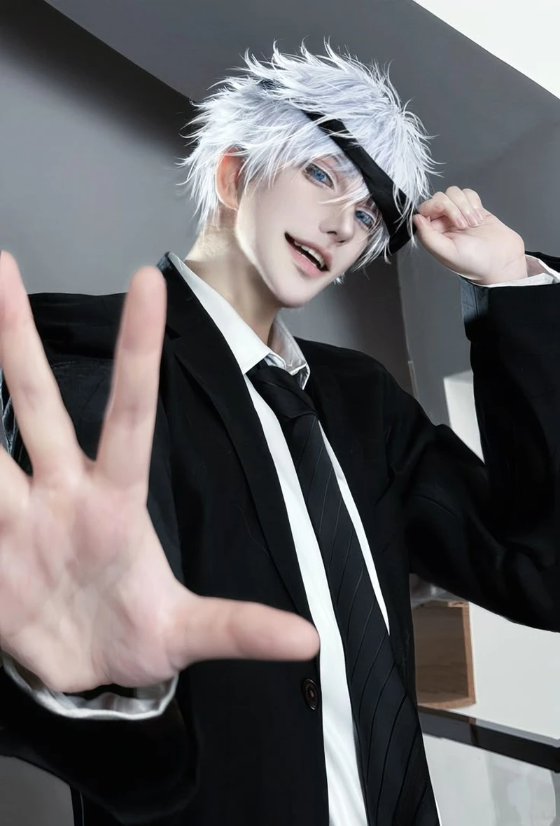 Đẹp trai cosplay Gojo tóc trắng năng động và cuốn hút