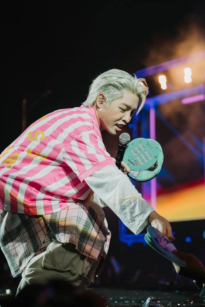 Đức Phúc cute diện áo kẻ hồng tươi tắn biểu diễn