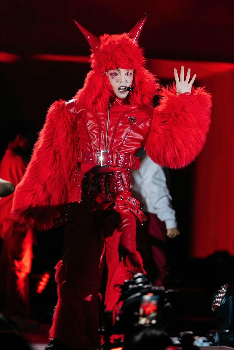 Đức Phúc cute diện trang phục đỏ rực rỡ