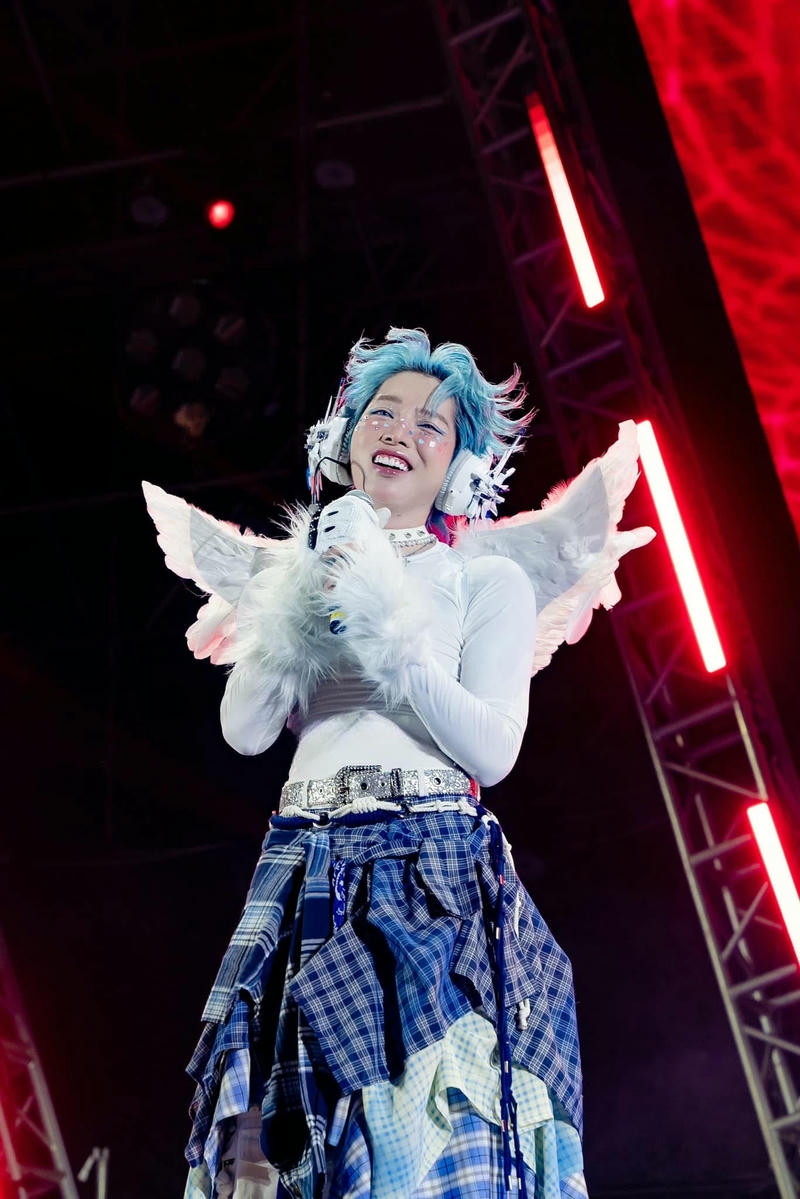 Đức Phúc cute hóa thân thành thiên thần tóc xanh