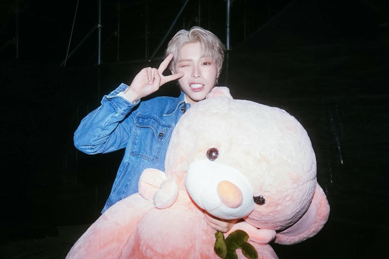 Đức Phúc cute ôm chú gấu bông khổng lồ