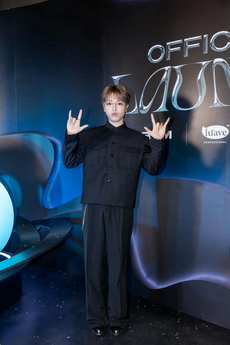 Đức Phúc diện cây đen lịch lãm đi sự kiện ra mắt.