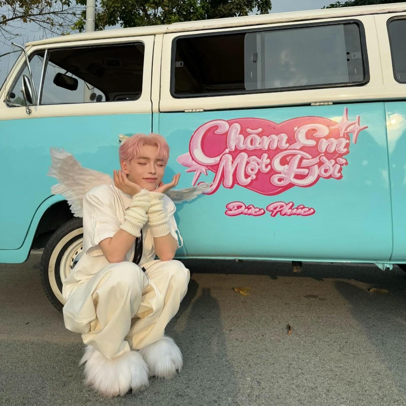 Đức Phúc mang cánh thiên thần đứng bên cạnh xe cổ