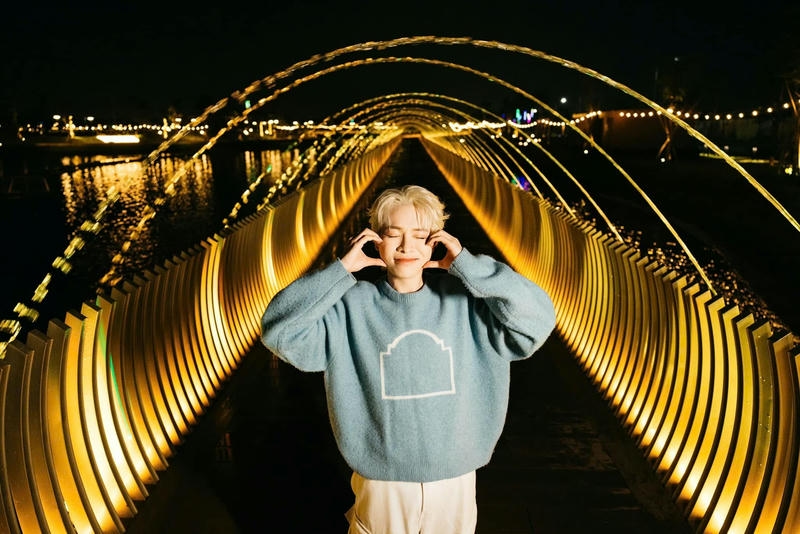 Đức Phúc tạo hình trái tim trên cầu lung linh