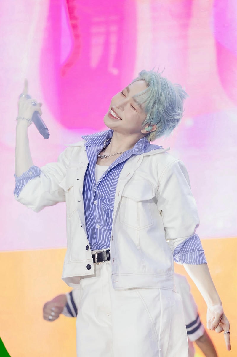 Đức Phúc tóc xanh tạo dáng nhí nhảnh bên phông hồng