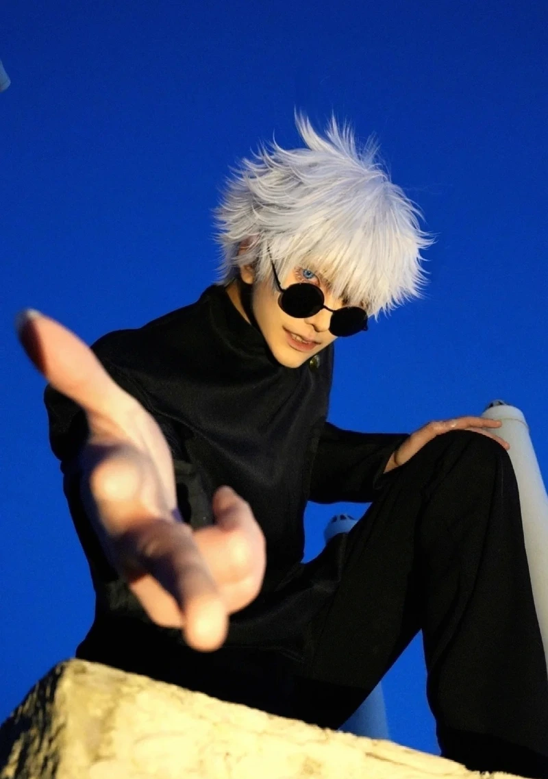 Gojo cosplay mái tóc bạc bay nhẹ đầy mê hoặc