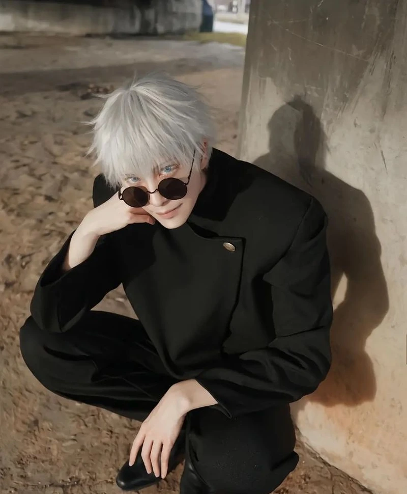 Gojo cosplay tư thế chiến đấu mạnh mẽ cuốn hút