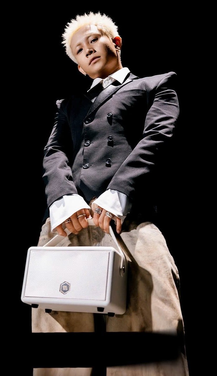 Gương mặt biểu cảm mạnh tạo hình nền Ricky Star